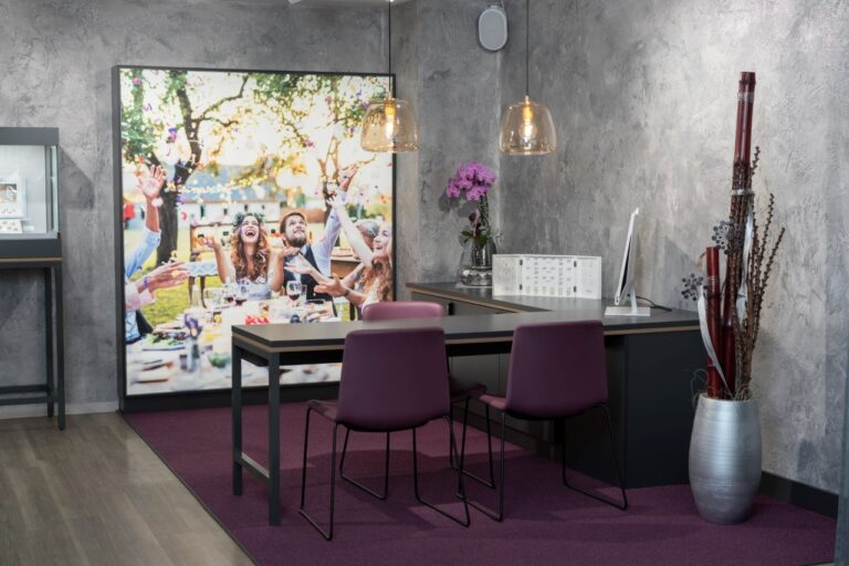 Trauring-Lounge von Juwelier EGGER in Kufstein mit persönlichem Beratungsplatz