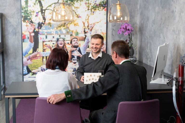 Paar bei der entspannten Auswahl seiner Eheringe in der Trauring-Lounge