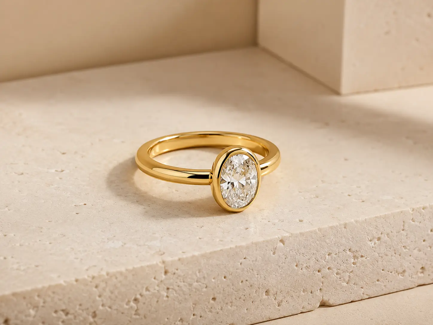 Moderner Verlobungsring in Gelbgold mit ovalem Diamanten