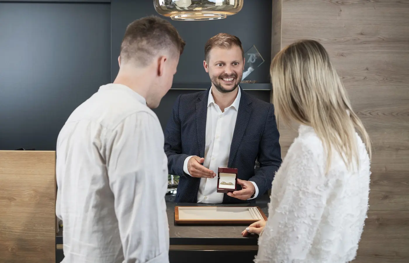 Persönliche Geschenkberatung mit Schmuckauswahl bei Juwelier EGGER