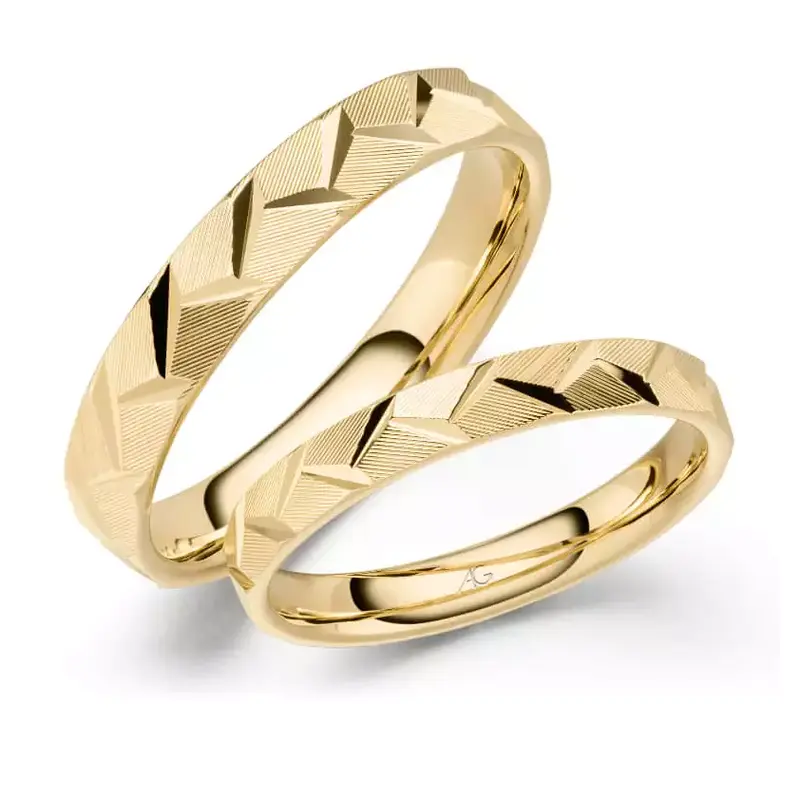 Moderne Trauringe in Gelbgold mit grafischer Oberfläche von August Gerstner